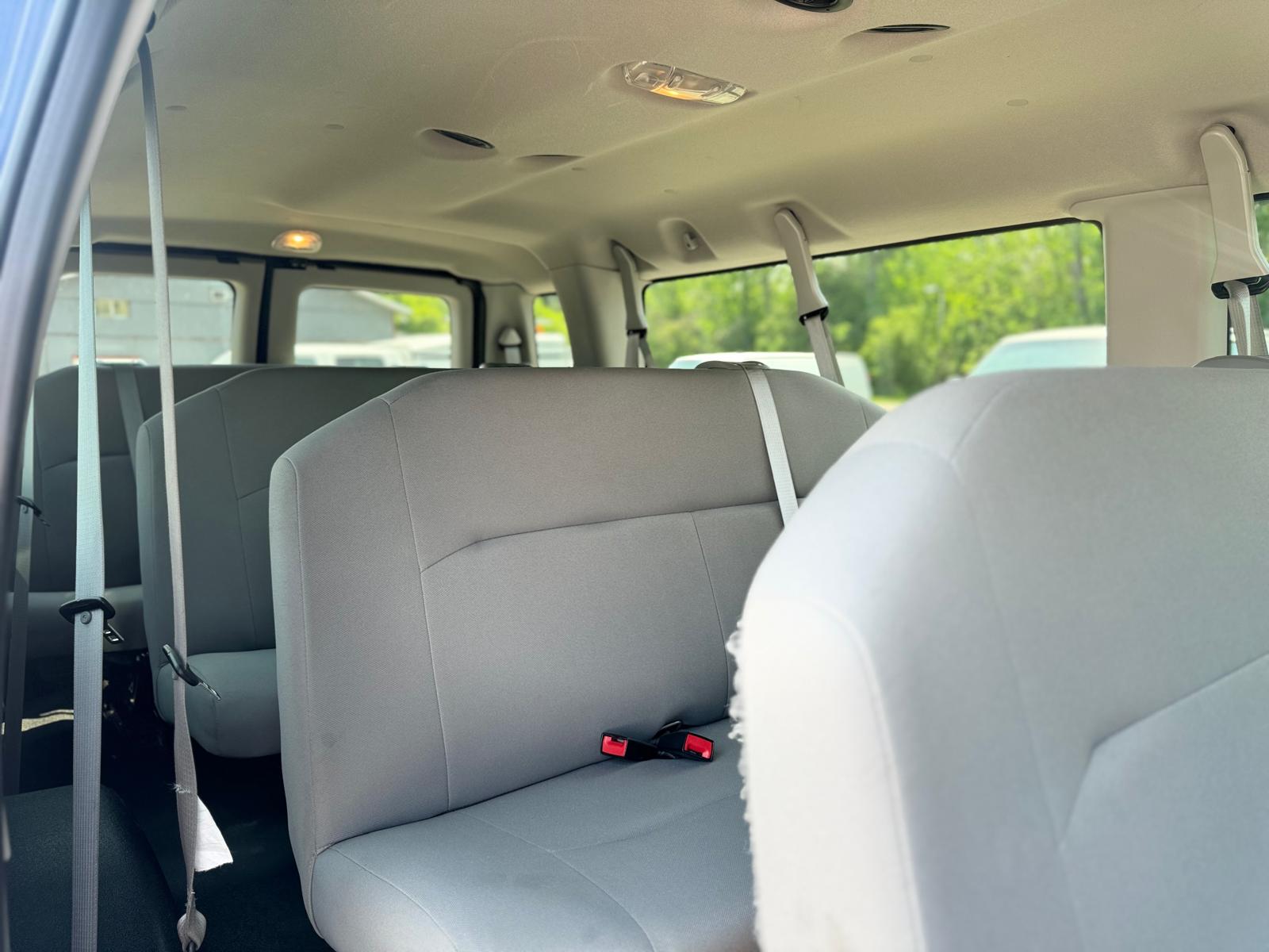 2014 Ford Econoline Wagon 15 Passenger Extended LOW KM