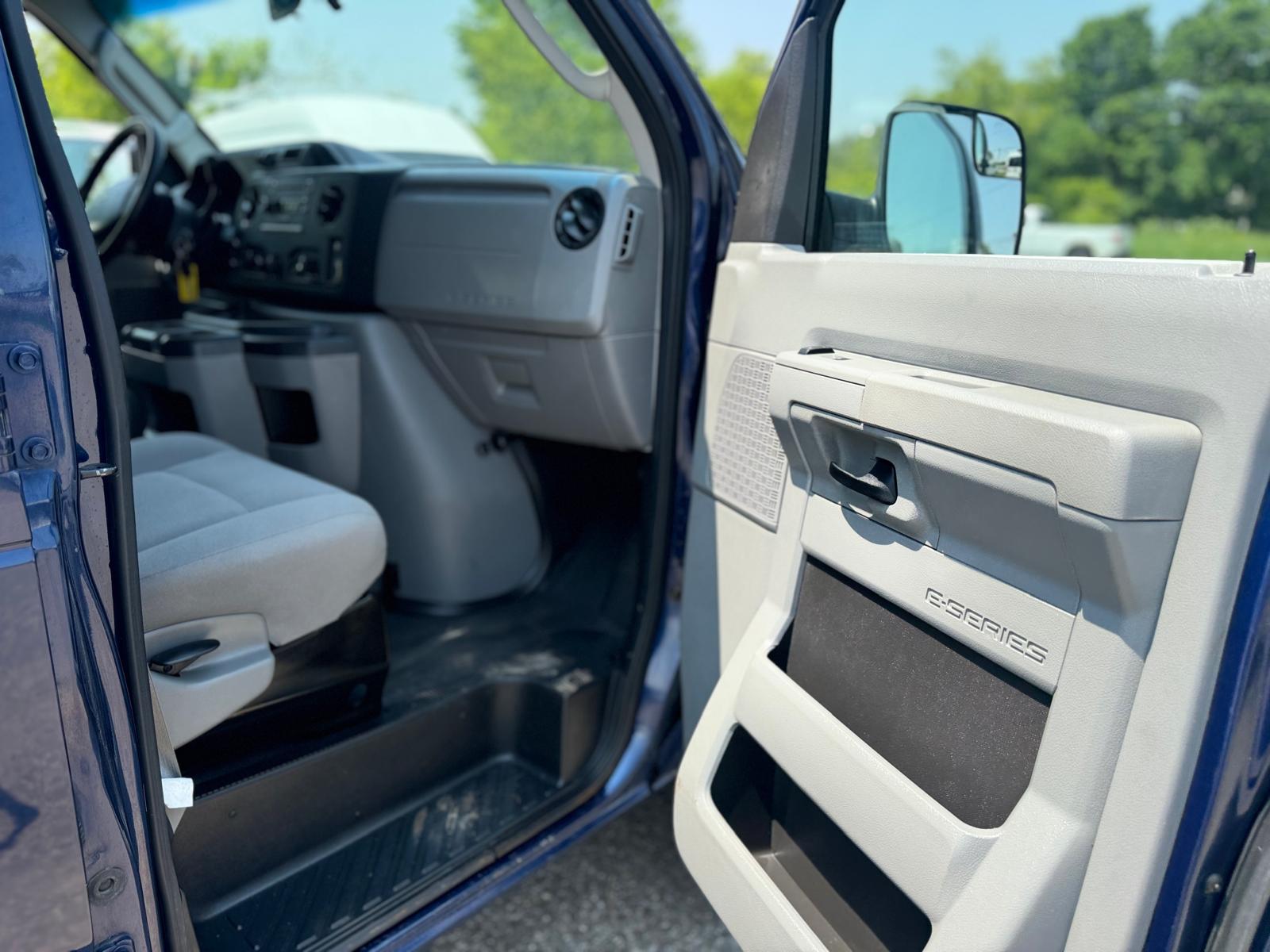 2014 Ford Econoline Wagon 15 Passenger Extended LOW KM