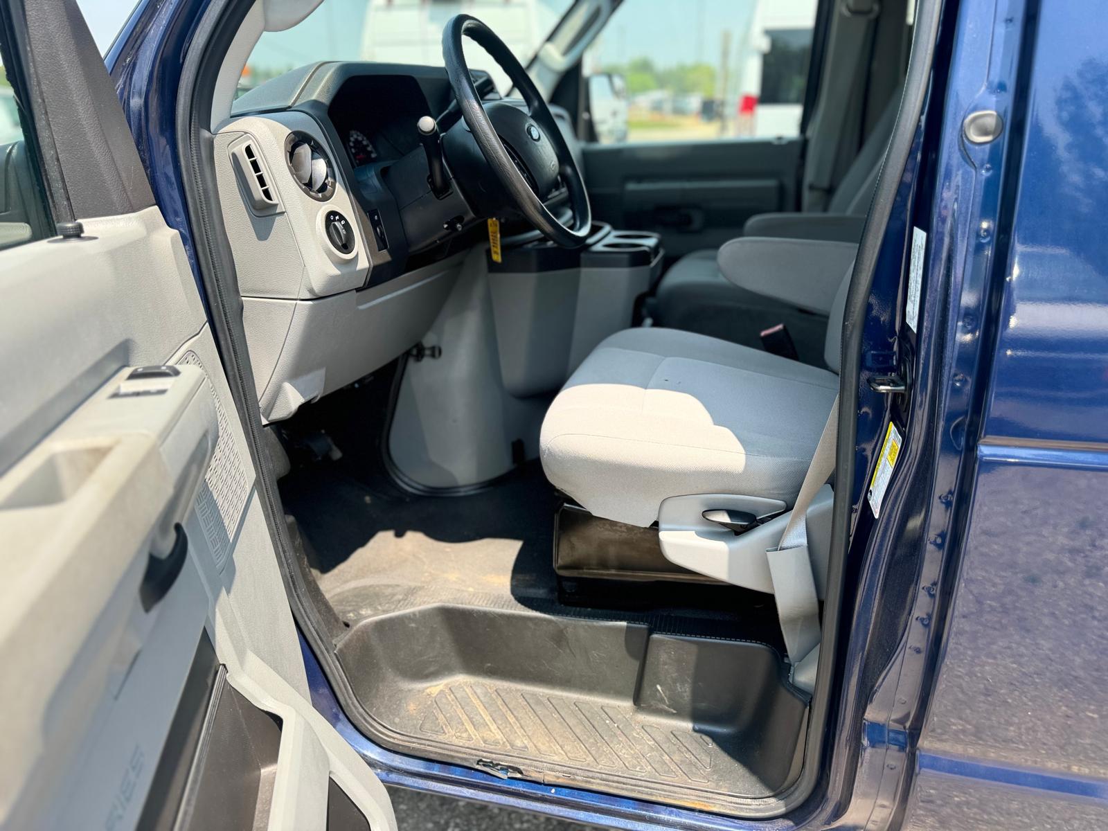 2014 Ford Econoline Wagon 15 Passenger Extended LOW KM