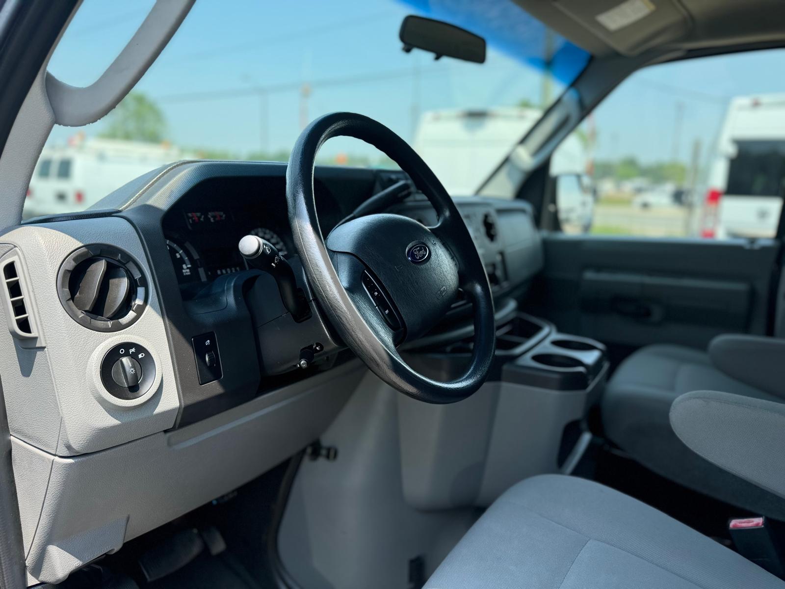 2014 Ford Econoline Wagon 15 Passenger Extended LOW KM