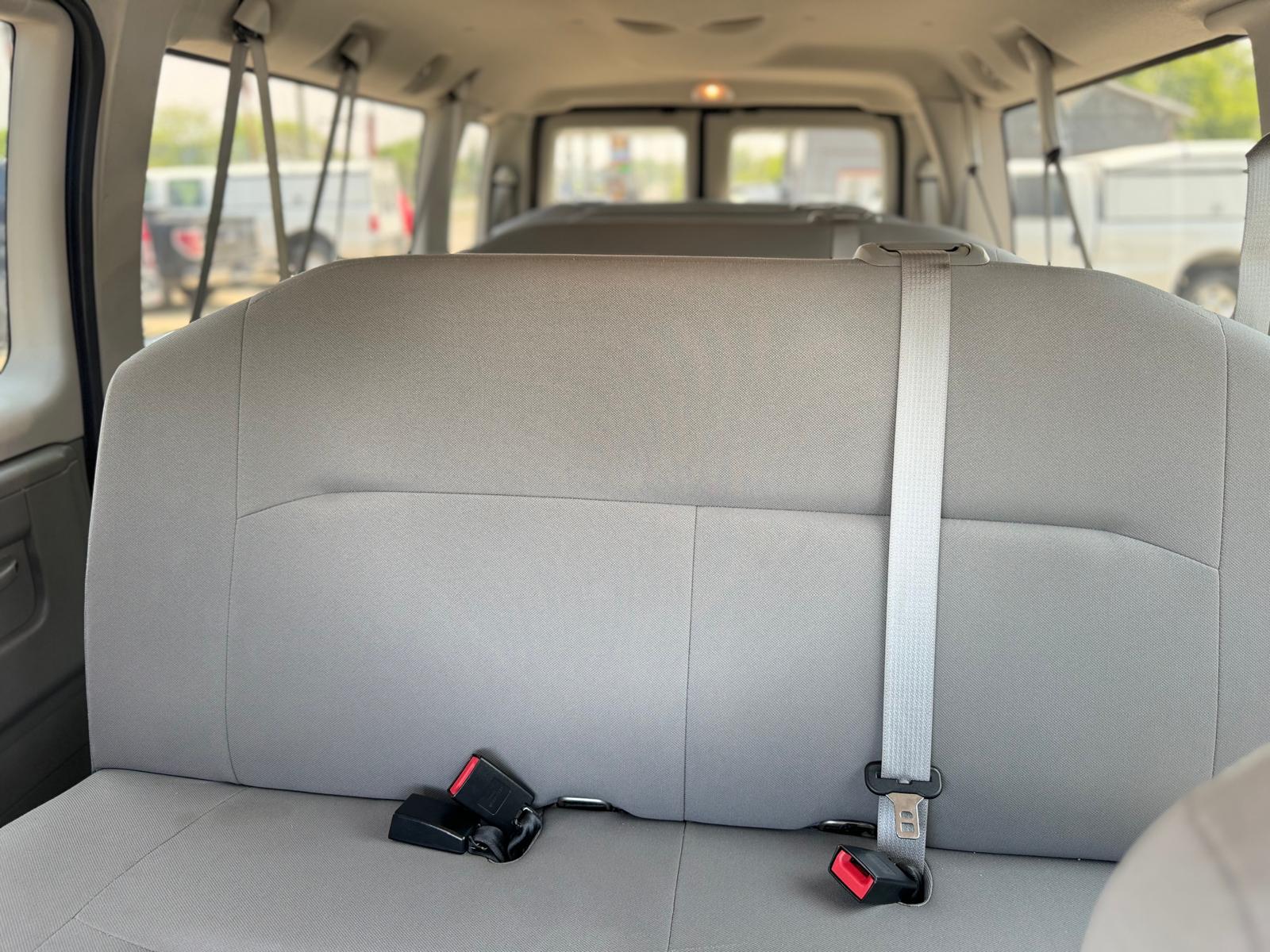 2014 Ford Econoline Wagon 15 Passenger Extended LOW KM