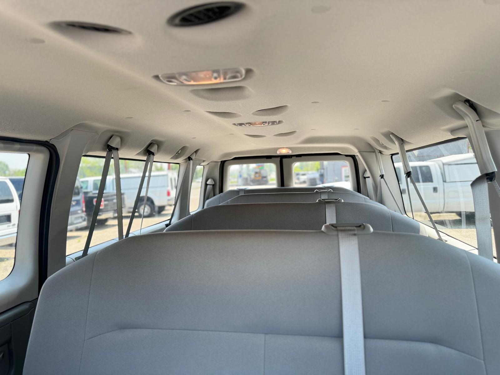 2014 Ford Econoline Wagon 15 Passenger Extended LOW KM