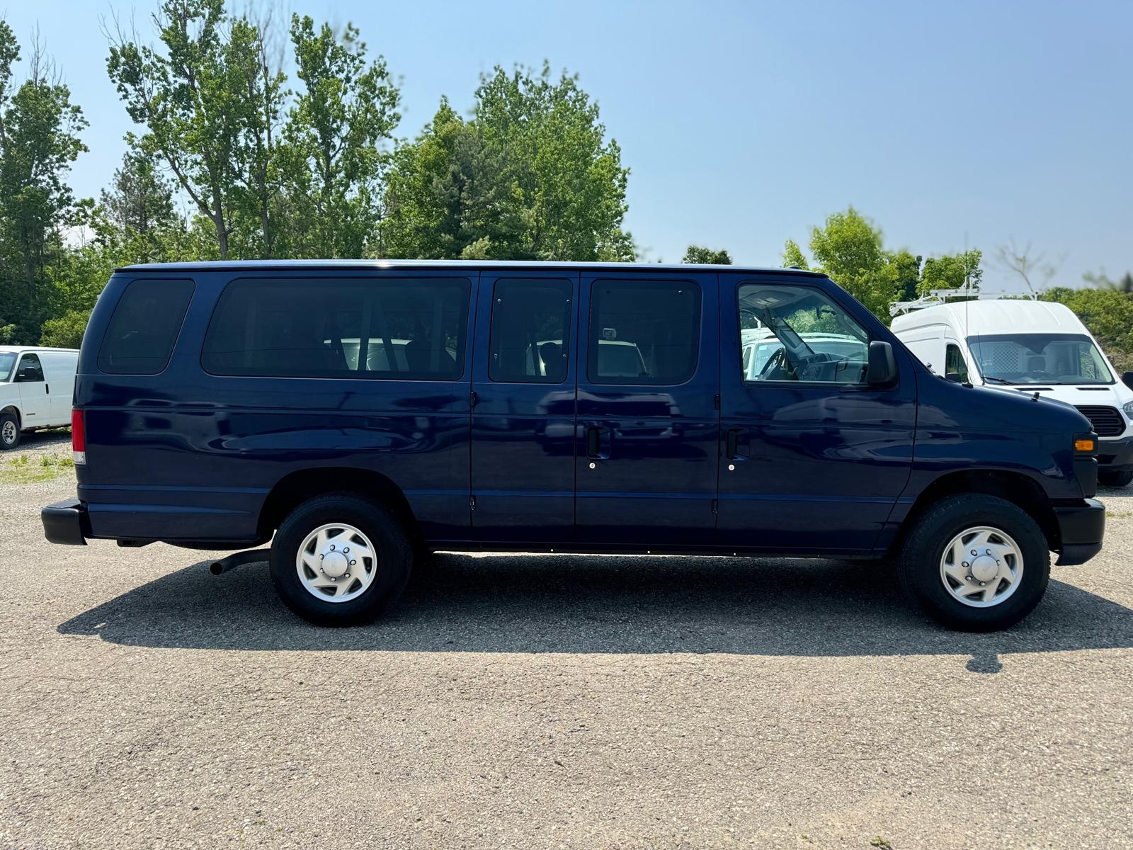 2014 Ford Econoline Wagon 15 Passenger Extended LOW KM