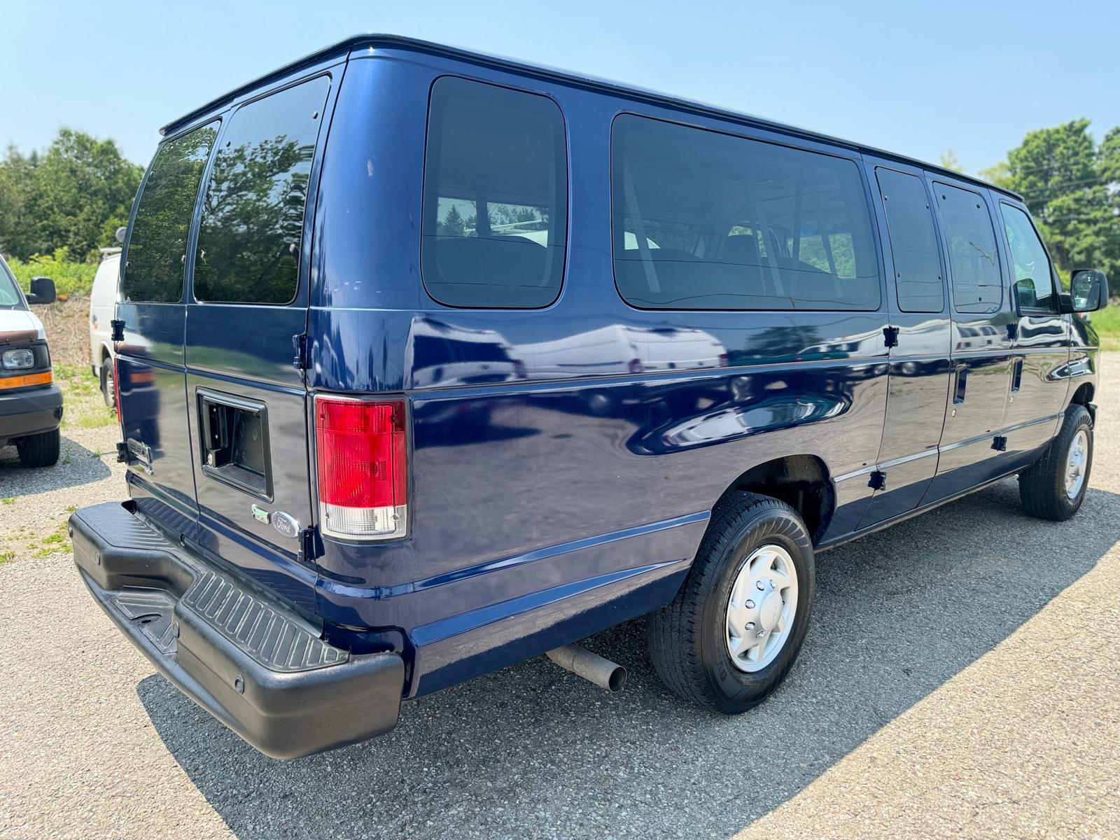 2014 Ford Econoline Wagon 15 Passenger Extended LOW KM