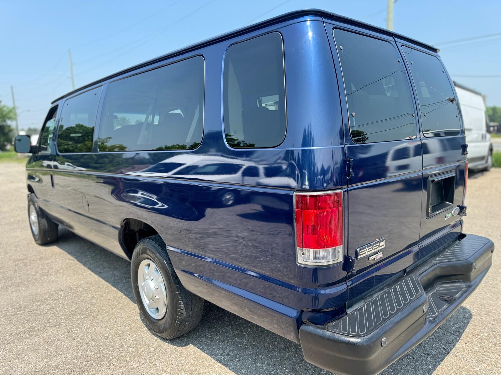 2014 Ford Econoline Wagon 15 Passenger Extended LOW KM