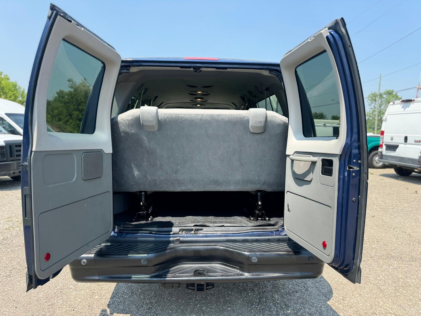 2014 Ford Econoline Wagon 15 Passenger Extended LOW KM