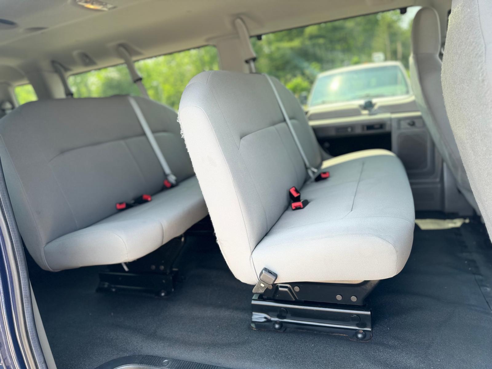 2014 Ford Econoline Wagon 15 Passenger Extended LOW KM