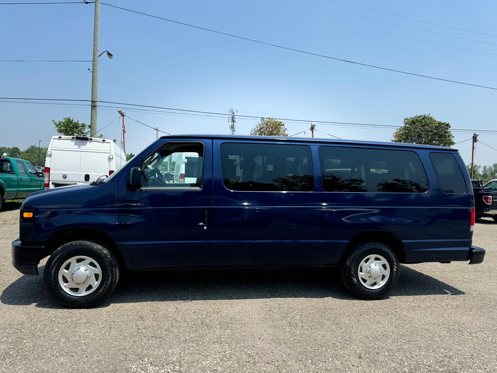 2014 Ford Econoline Wagon 15 Passenger Extended LOW KM