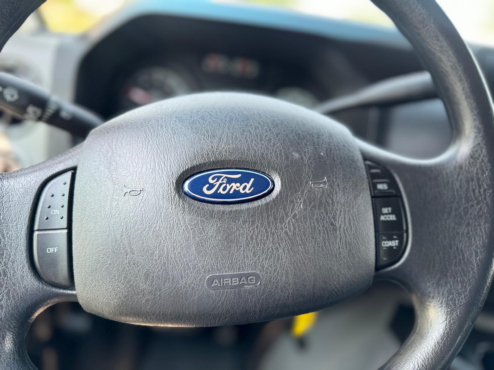 2014 Ford Econoline Wagon 15 Passenger Extended LOW KM